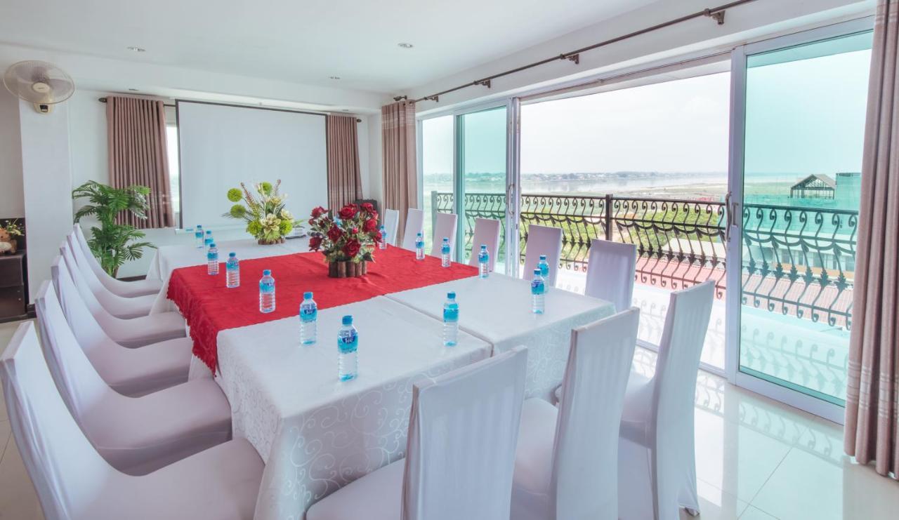 V Hotel Vientiane Bagian luar foto