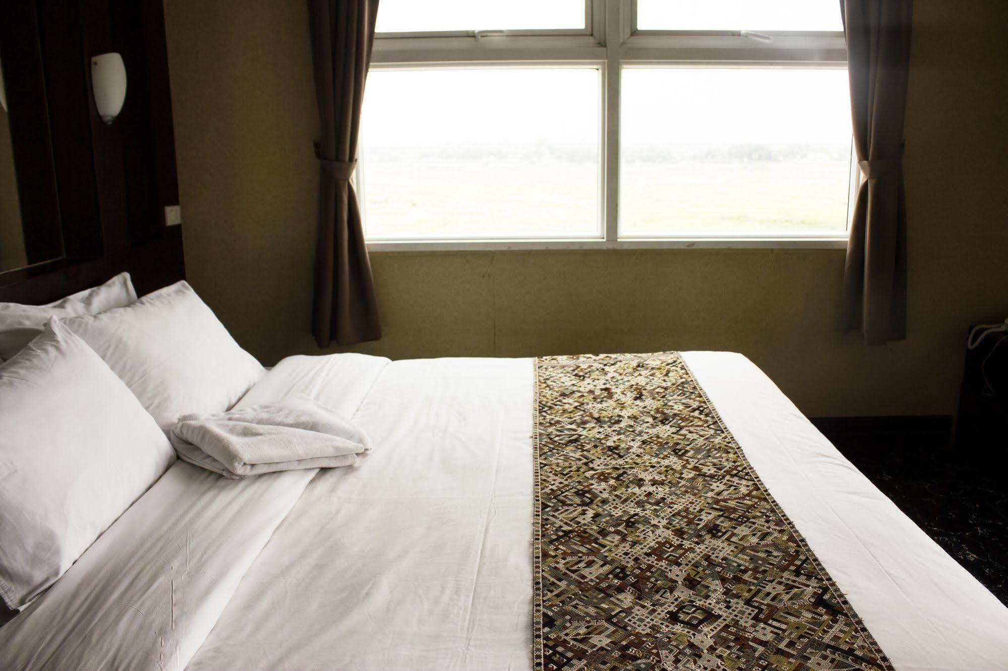 V Hotel Vientiane Bagian luar foto