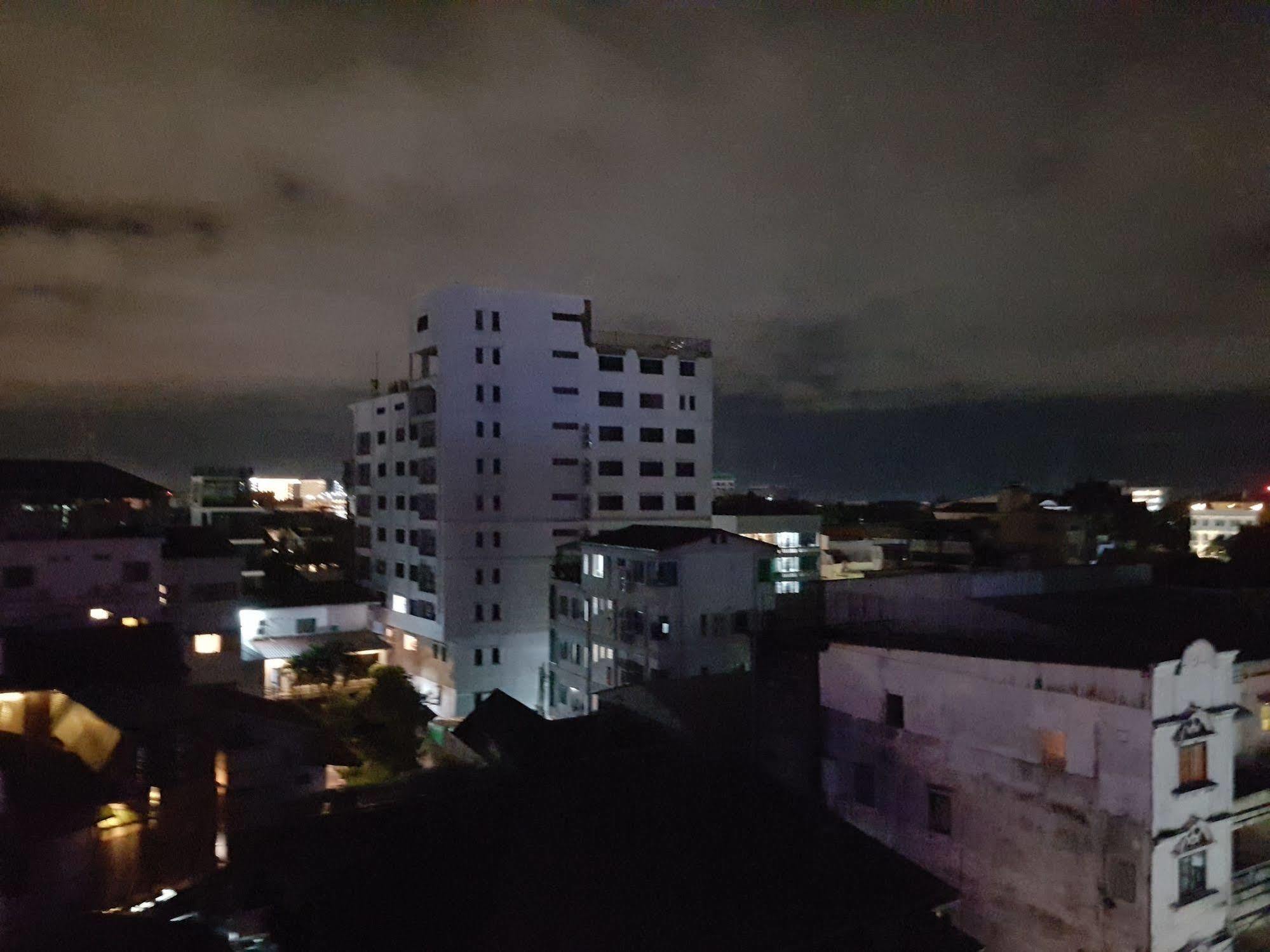 V Hotel Vientiane Bagian luar foto