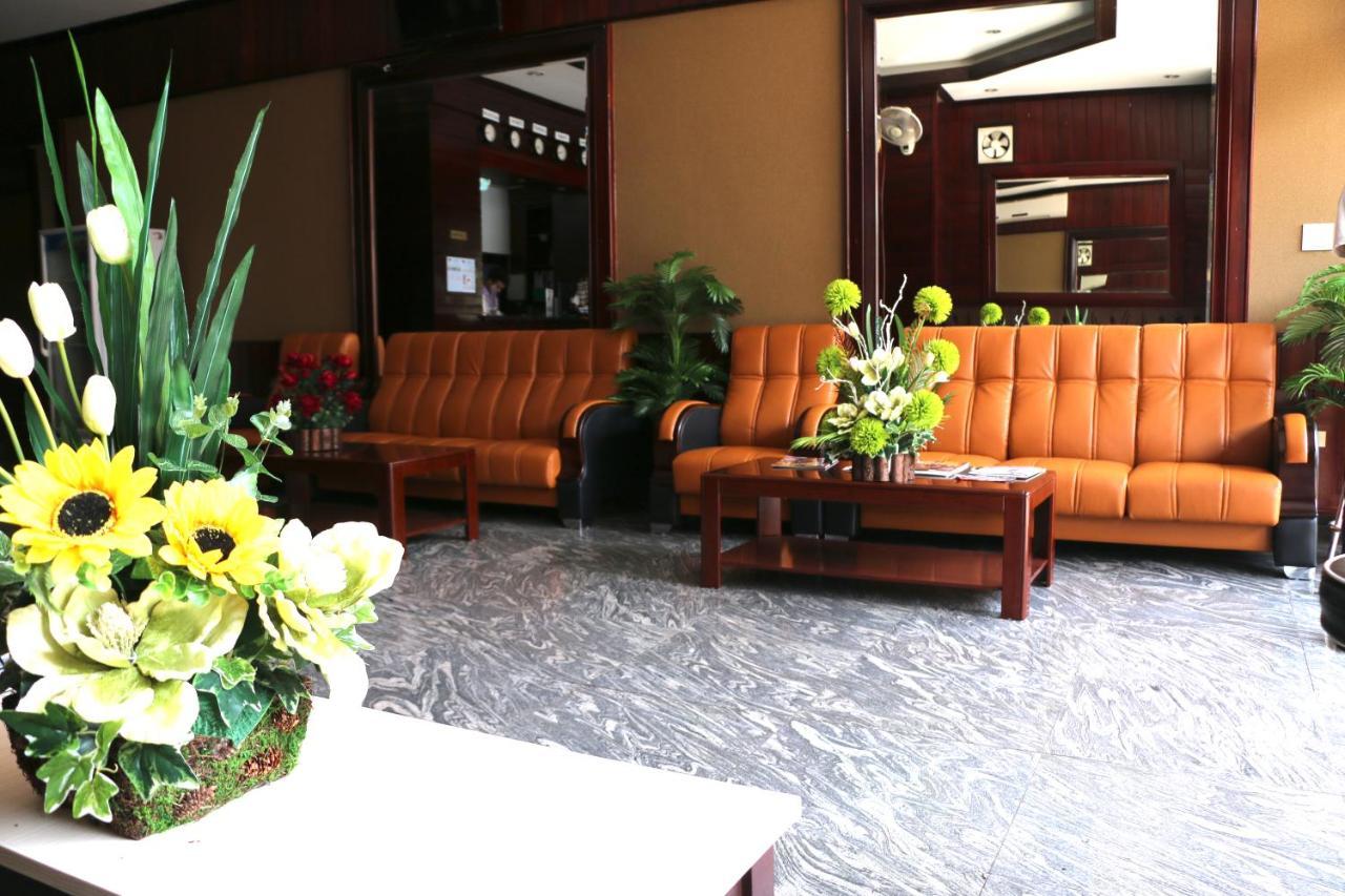V Hotel Vientiane Bagian luar foto